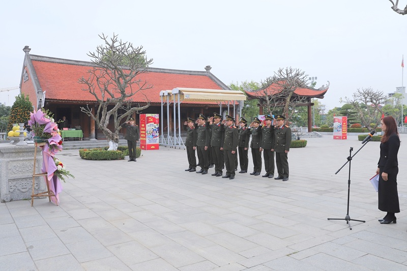 Đoàn đại biểu Ban Thường vụ Đảng ủy CATP dâng hương tại Nhà tưởng niệm lãnh tụ Nguyễn Đức Cảnh